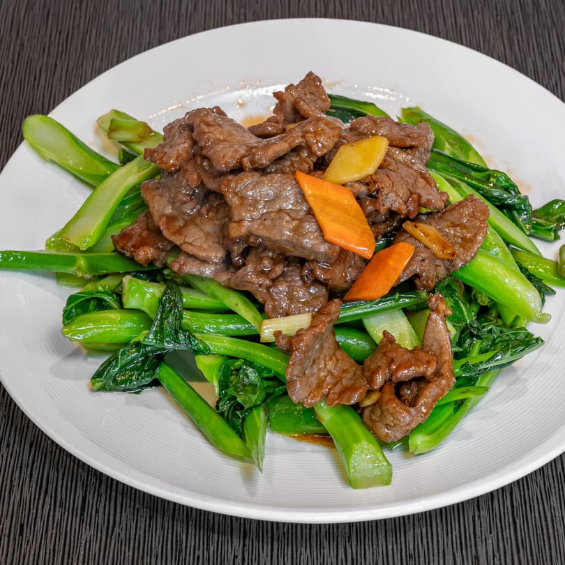 Great Wall Restaurant's beef with Chinese broccoli, featuring tender beef slices and vibrant green vegetables.